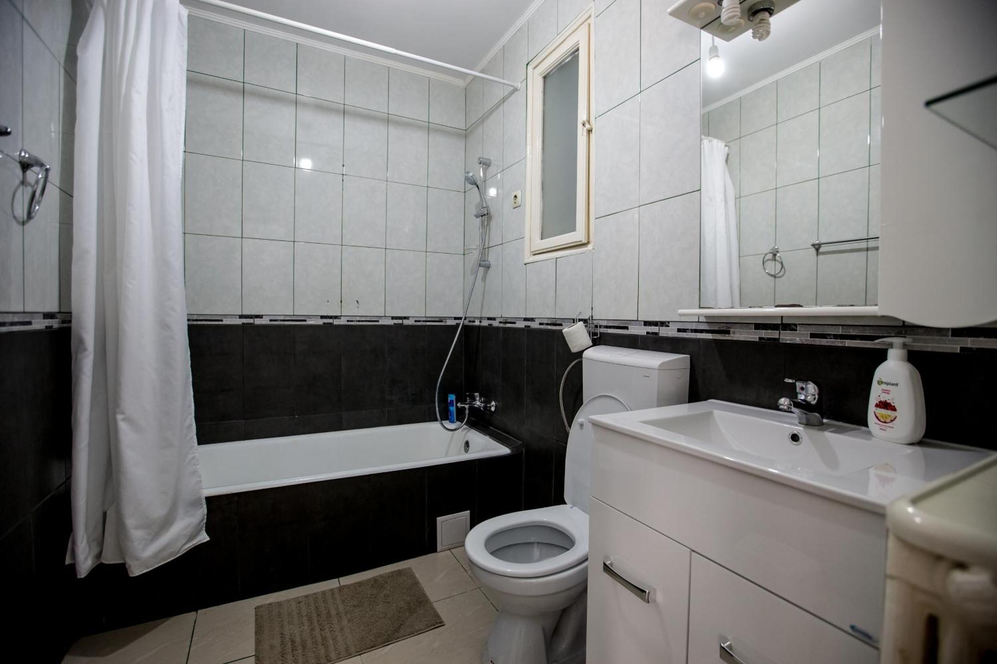 Spacious City View Apartment With Balcony Bukarest Exteriör bild