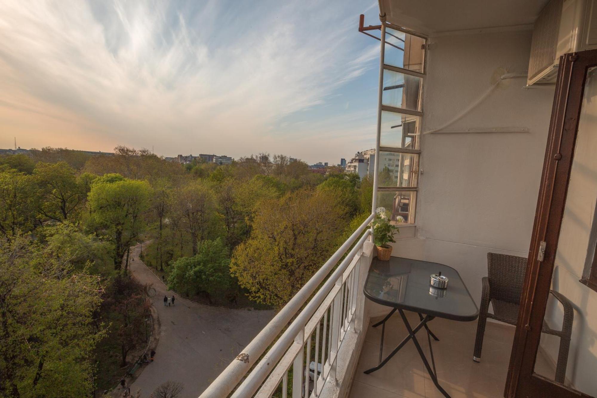 Spacious City View Apartment With Balcony Bukarest Exteriör bild