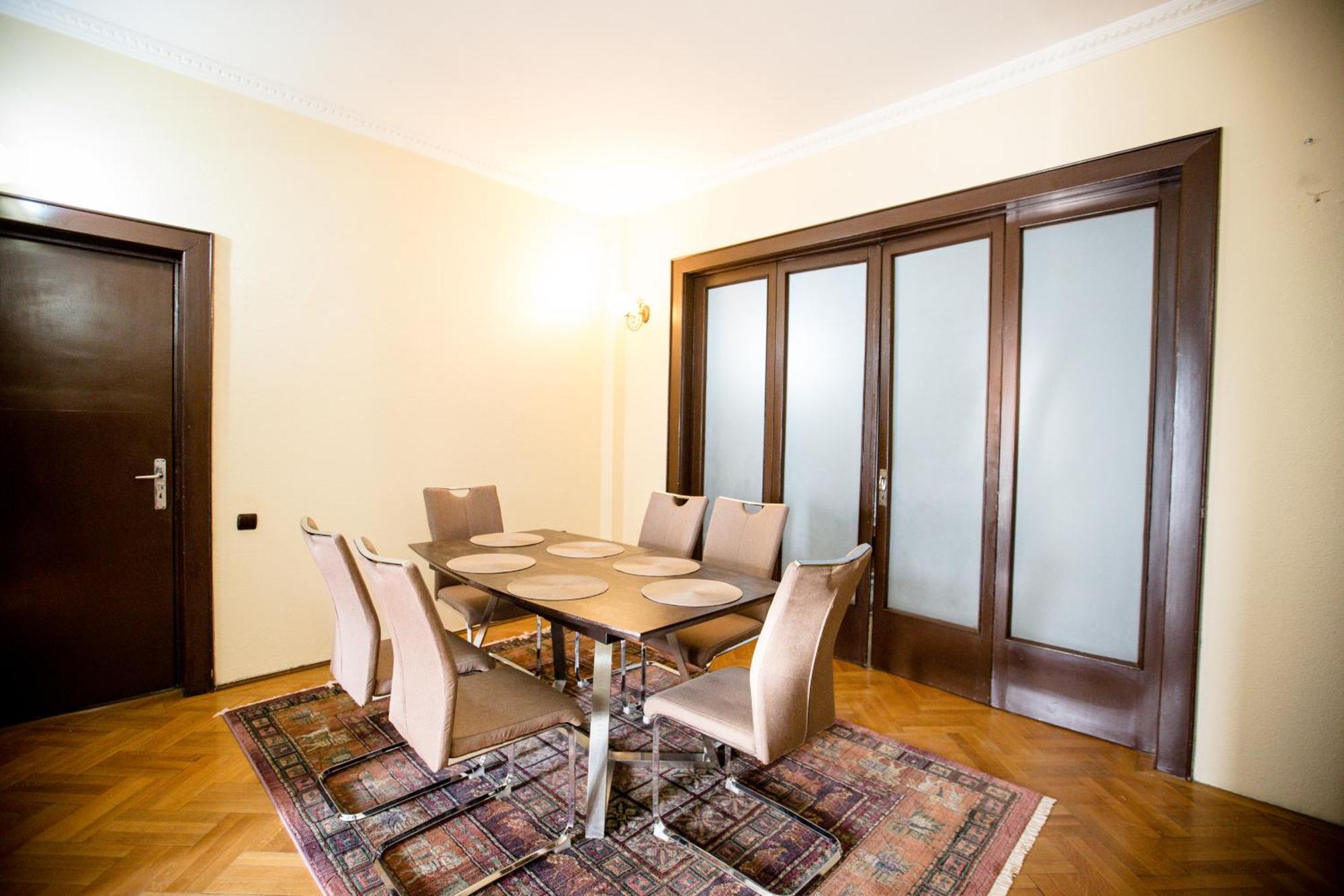 Spacious City View Apartment With Balcony Bukarest Exteriör bild